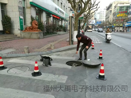 在千岛湖新安大街农业银行门口调试下水道液位计