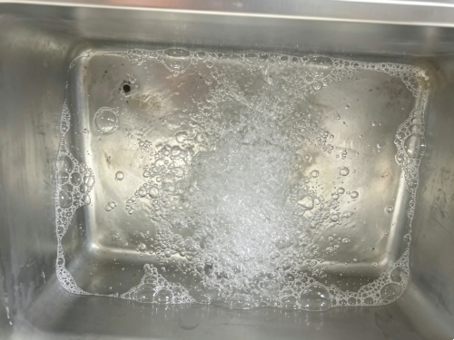 容器加水加少量气泡.png